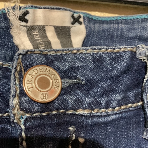 Trademark H Jeans Capris Pants  Embroidered Pockets Stretchy Size 14 - Picture 6 of 15